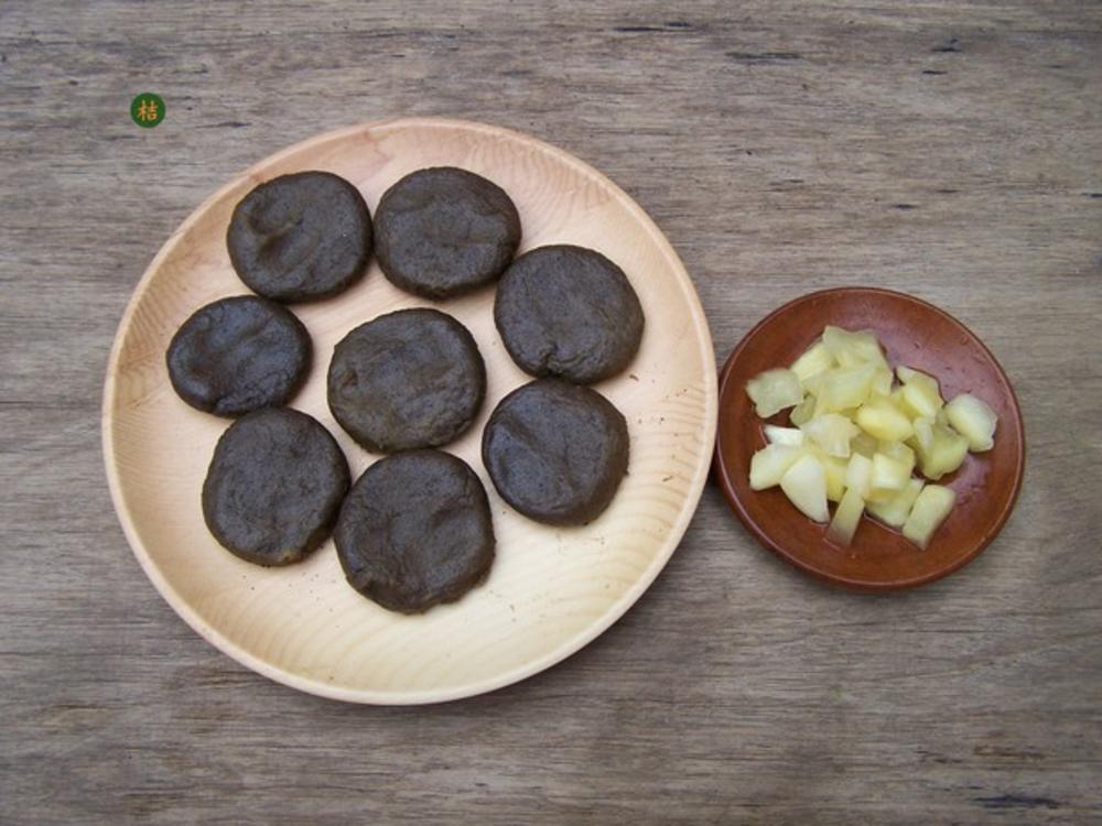 常说食补 磨的黑豆粉和荞麦粉 炒熟了,加水和匀做的粑粑 黑豆补肾