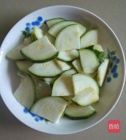 翠瓜炒木耳的做法_菜谱_香哈网