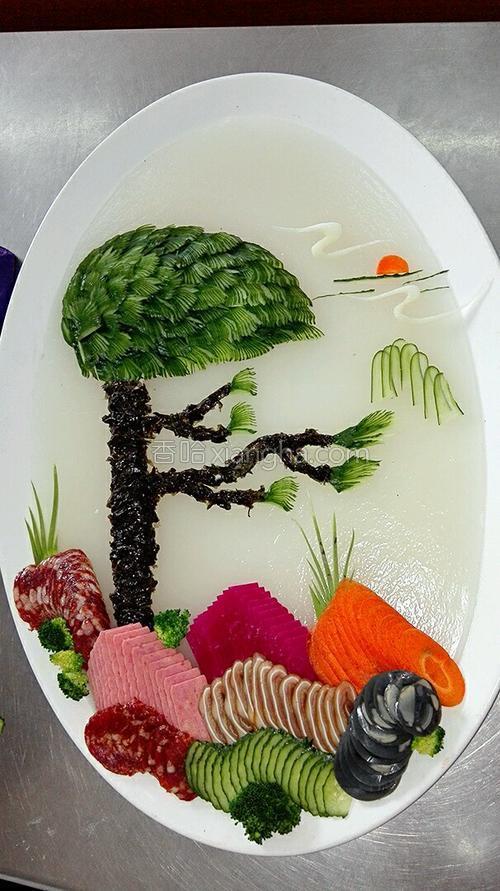 然后把松花蛋肠,猪耳朵,方肠,胡萝卜,心里美,黄瓜,切成片,西兰花掰成