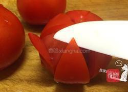 拿一个西红柿来切花,把西红柿斜刀对切三次,底部不要切穿,然后再从每