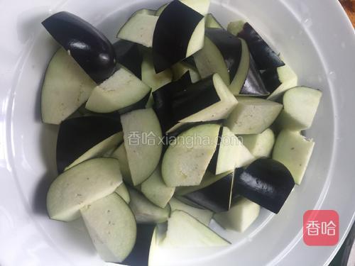 茄子切成滚刀块