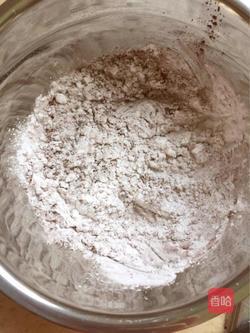 煮糖水期间,称重木薯粉,再加2克左右的可可粉(为了增加珍珠的颜色