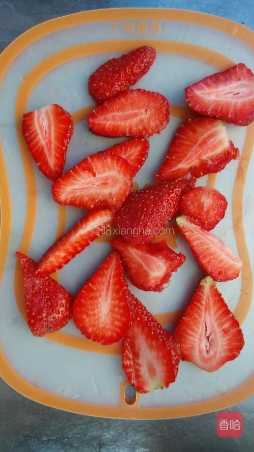 草莓洗净切片
