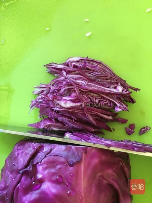 紫甘蓝洗净切丝,丝尽量切的细一些.