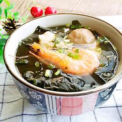裙带菜汆丸子汤