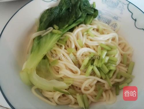 面条和生菜一起放入碗里,洒适量芹菜