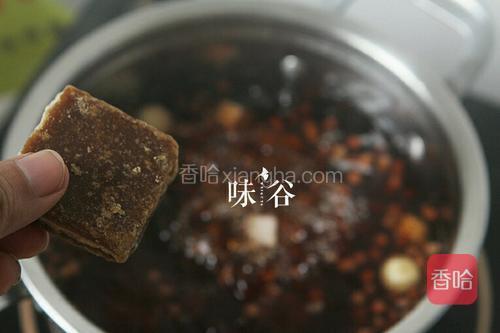 随自己的口味加入冰糖或者红糖.