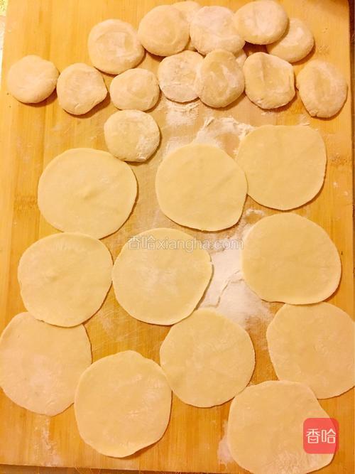用擀面杖把饺子皮擀成圆形.