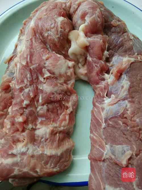 首先取羊里脊嫩肉,不要用水泡!