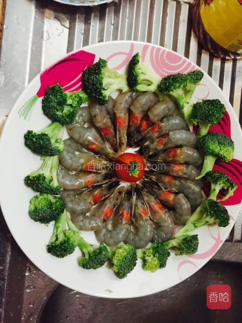 虾摆盘,按照自己喜好摆上西兰花装饰.