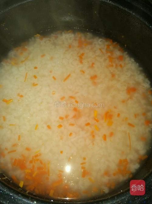 胡萝卜粒跟大米一起煮成稀饭
