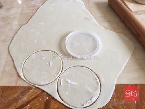 取一个直径合适的圆形模具,在面皮上压出饺子皮.