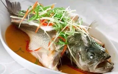 做菜技巧分享: 清蒸鱼到底怎样做才既入味又营养?