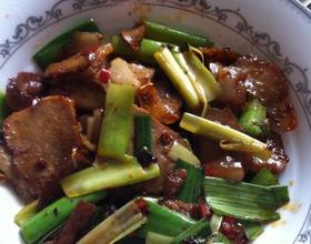 回锅肉炒蒜苗四川人 MjgweDIyMA