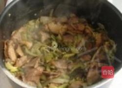 酸菜炒回锅肉的做法 MjUwX2MyOjEvM15yYjI6MS84XzE4MA