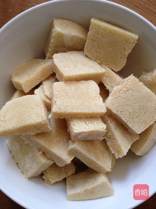 图为冻豆腐解冻后切成的小方块.