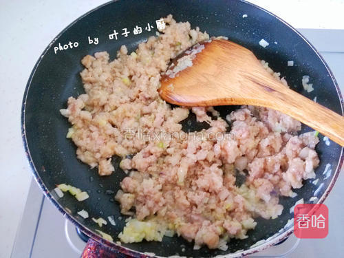 放入肉末炒熟出锅待用