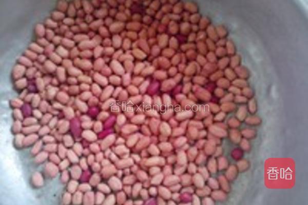 花生去壳,取花生米。小火将锅内水烧干,直接倒