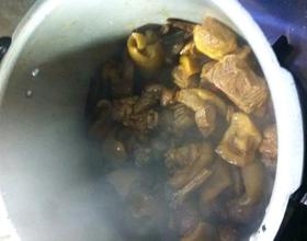 怎么做红烧土豆牛腩 MjgweDIyMA