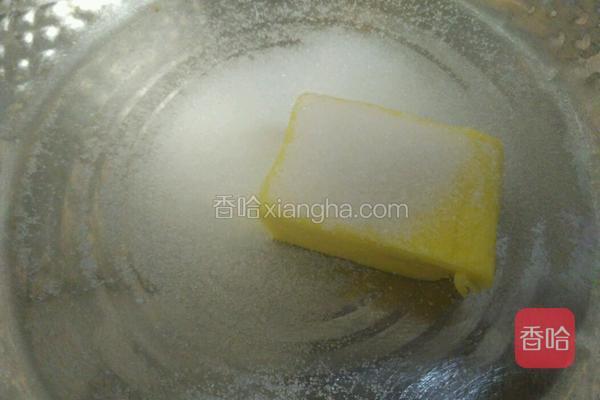  将黄油放入不锈钢盆里加入细砂糖。 