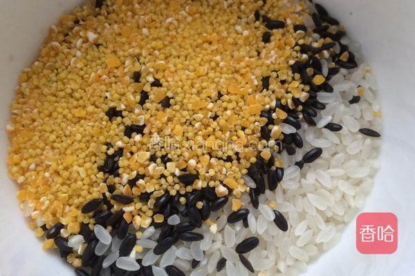 大米,小米,紫米,小玉米茬放在一起,洗净后浸泡三个小时左右