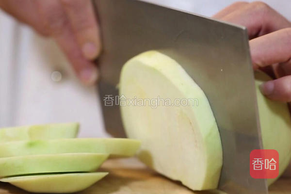  圆茄子洗净，用刀去老皮，然后顶刀切1厘米左右的片。<br/>