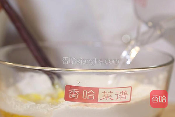  取一只干净的碗，把面粉放在碗中，打入鸡蛋，放清水50克，搅拌均匀打成糊备用。 