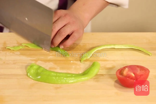  青椒去蒂去筋膜去辣椒籽后切块，西红柿洗净切块 