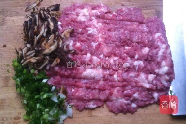  把猪肉剁碎，香菇，葱花切小和猪肉一起再剁碎些。 