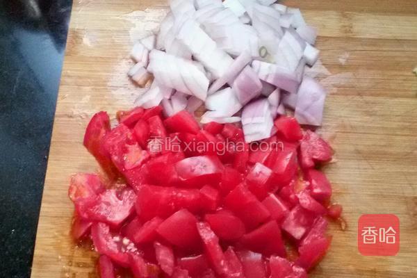  西红柿，洋葱切一厘米左右的丁。 