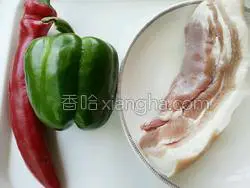 青椒回锅肉的做法图解1