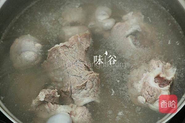  猪骨用滚水煮一下，洗净浮沫捞起备用。 