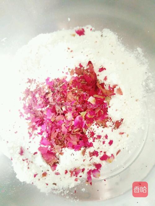 100克面粉加入玫瑰花瓣.
