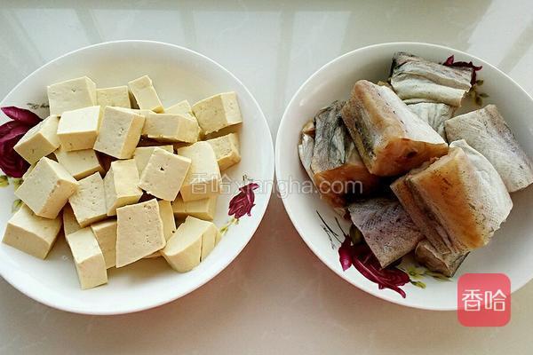  准备食材:豆腐切块，明太鱼去内脏洗净切段。 