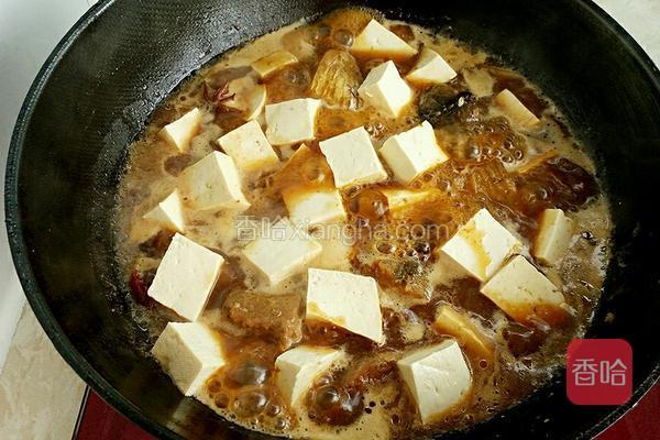  放入豆腐块继续炖煮10分钟左右。 