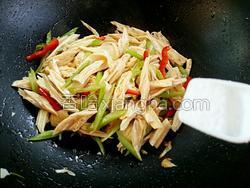 如何炒芹菜腐竹 MjUwX2MxXzA