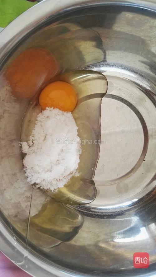 将鸡蛋和糖放入打蛋盆中,用打蛋器混合.