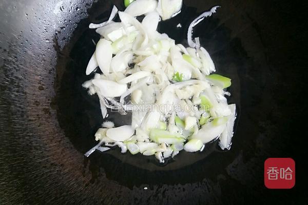  热锅放适量的油烧至七成熟加入葱蒜爆出香味 