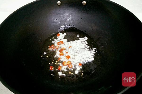  锅里放少许油烧热，加入小米椒结、蒜粒爆香。 