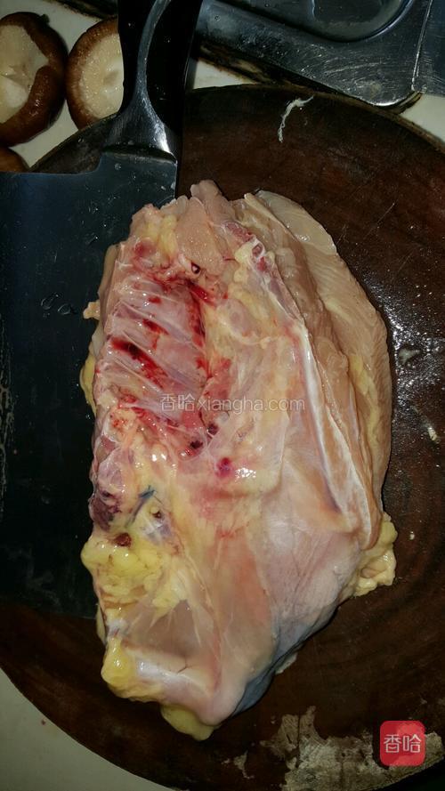 鸡肉去除内部血块,多余的脂肪(虽说鸡汤要油大点好喝,但是我个人不太