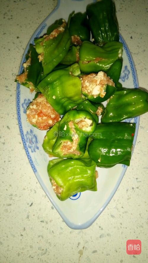 将腌好的肉填入辣椒中