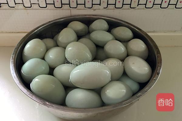  提前把鸭蛋泡在盆里，用小刷子把鸭蛋表面刷干净 