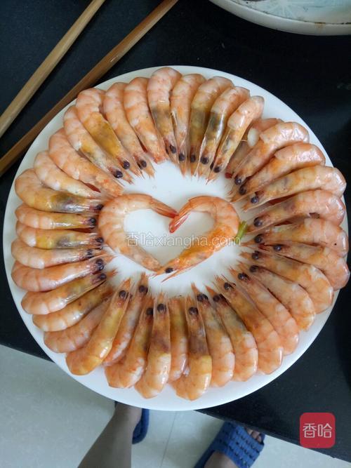 然后就是摆盘,随便摆,哈哈,然后一勺海鲜酱,没海鲜酱就加点醋加一点点