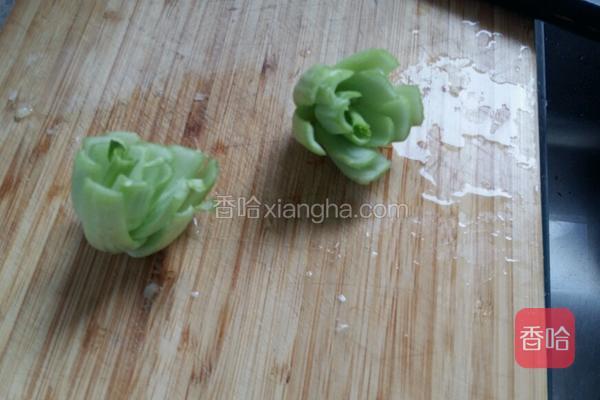  青菜一刀切去菜叶部分，留菜根。 