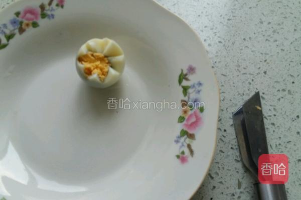  鸡蛋预先煮熟，去壳后用水果刻刀刻成莲花形。 