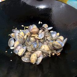 自己在家做辣炒花蛤 MjUwX2MxXzA