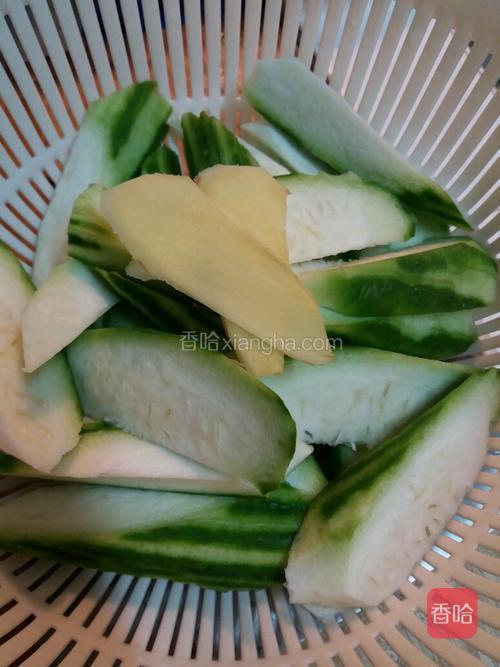 丝瓜切件,切菱形,切大小均一,姜两片备用(去皮后一定要洗乾净再切件