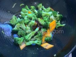 素炒西兰花怎么做好吃视频 MjUwX2MxXzA