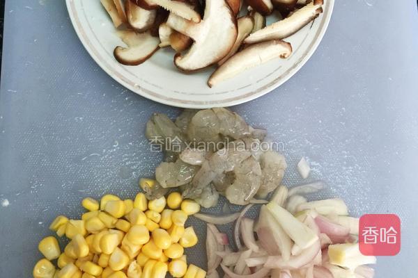  把香菇，洋葱切好，再把玉米弄成玉米粒，虾去壳，去虾线备用 
