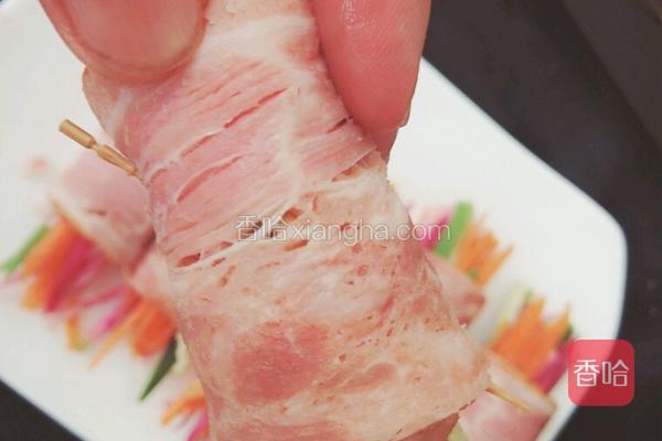  用一根牙签把肉卷横穿过去，为了肉卷不至于展开。 